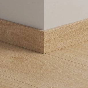 Плинтус ПВХ прямой для LVT Pergo PGVSK40021 Дуб светлый натуральный 2400х12х58 в интерьере