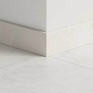Плинтус ПВХ прямой для LVT Pergo PGVSK40169 Белый Альпийский Камень 2400х12х58 в интерьере