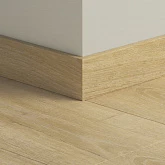 Плинтус ПВХ прямой для LVT Pergo PGVSK40100 Дуб светлый горный 2400х12х58 в интерьере