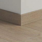 Плинтус ПВХ прямой для LVT Pergo PGVSK40175 Дуб Серый Шотландский 2400х12х58 в интерьере