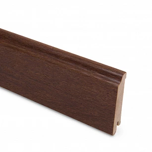 Плинтус шпонированный Lab Arte Oak Brown 80х15х2500 в интерьере