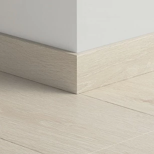 Плинтус ПВХ прямой для LVT Pergo PGVSK40079 Дуб светлый выбеленный 2400х12х58 в интерьере