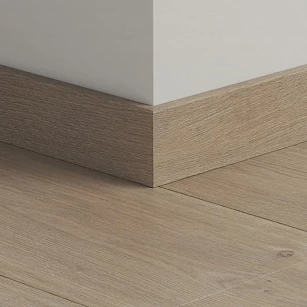 Плинтус ПВХ прямой для LVT Pergo PGVSK40175 Дуб Серый Шотландский 2400х12х58 в интерьере