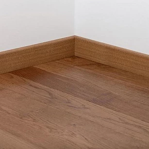 Плинтус шпонированный Tarkett OAK MONSOON 80х20х2400 в интерьере
