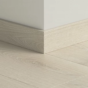 Плинтус ПВХ прямой для LVT Pergo PGVSK40161 Дуб горный бежевый 2400х12х58 в интерьере