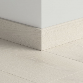Плинтус ПВХ прямой для LVT Pergo PGVSK40163 Дуб горный светлый 2400х12х58 в интерьере