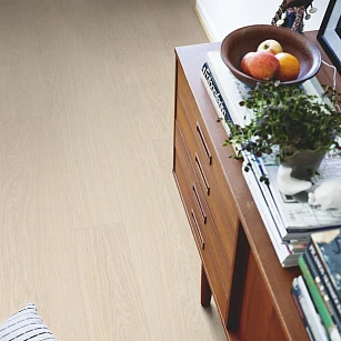 Плитка ПВХ Pergo Modern Plank Glue V3231-40099 Дуб Датский светло-серый 1515*217*2,5 (3,616) в интерьере