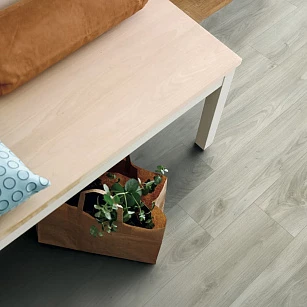 Плитка ПВХ Pergo Classic Plank Glue V3201-40036 Дуб Мягкий серый 1256*194*2,5 (3,655) в интерьере