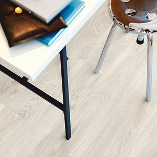 Плитка ПВХ Pergo Classic Plank Click V3107-40036 Дуб Мягкий Серый 1251*187*4,5 (2,105) в интерьере