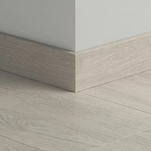 Плинтус ПВХ прямой для LVT Pergo PGVSK40177 Дуб бриллиант 2400х12х58 в интерьере