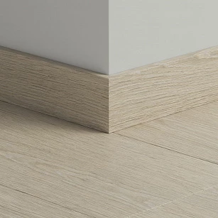 Плинтус ПВХ прямой для LVT Pergo PGVSK40013 Дуб дворцовый серо-бежевый 2400х12х58 в интерьере