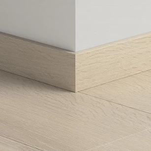 Плинтус ПВХ прямой для LVT Pergo PGVSK40080 Дуб светло-бежевый 2400х12х58 в интерьере