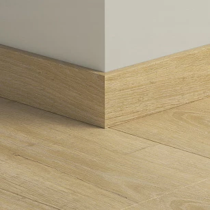 Плинтус ПВХ прямой для LVT Pergo PGVSK40100 Дуб светлый горный 2400х12х58 в интерьере